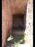 00852 ostia - regio ii - insula iv - terme di nettuno (ii,iv,2) - raum re neben der treppe - ri westen - 06-2022.jpg